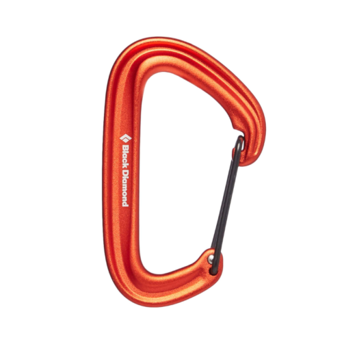Un mosquetón rojo con un elegante diseño de gatillo de alambre que muestra el nombre de la marca "Black Diamond" en blanco en su costado. Este mosquetón Black Diamond Litewire Carabiner se muestra elegantemente sobre un fondo blanco liso.