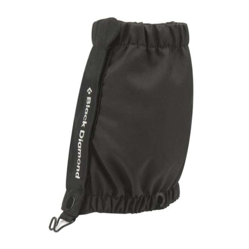La polaina Black Diamond Talus Gaiter de Polaina, diseñada para practicar senderismo o escalada, incluye una parte superior elástica, una correa inferior y un gancho para un cierre seguro. La tela negra de la polaina parece impermeable y presenta un pequeño logotipo "Black Diamond" blanco en el lateral.