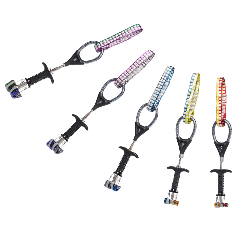 Cinco dispositivos de levas para escalada Camalot Black Diamond Z4 Offset de colores vivos están dispuestos en fila sobre un fondo blanco. Cada uno de ellos cuenta con una correa tejida de un color distintivo y lóbulos de levas de metal para protección en escalada en roca.