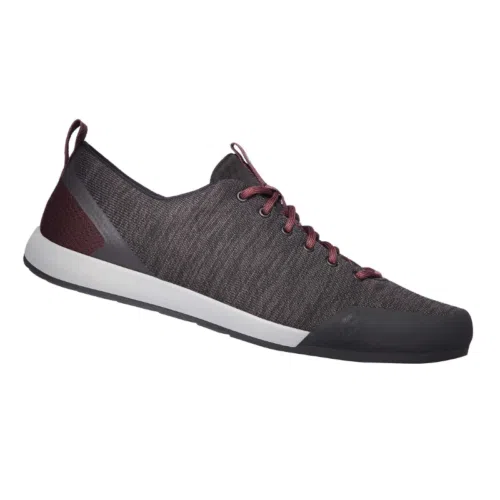 Las zapatillas Black Diamond Circuit W's tienen un diseño elegante en gris oscuro, acentuado con cordones color granate y una suela blanca impecable. Con su silueta de corte bajo y tela texturizada, son ideales para el estilo y la comodidad de todos los días.