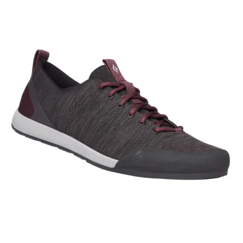 Una zapatilla individual en color gris oscuro de la colección Zapatillas Black Diamond Circuit W's Shoes, con cordones y detalles en color granate, un diseño de caña baja y una entresuela blanca, se ve desde un ángulo sobre un fondo blanco prístino.