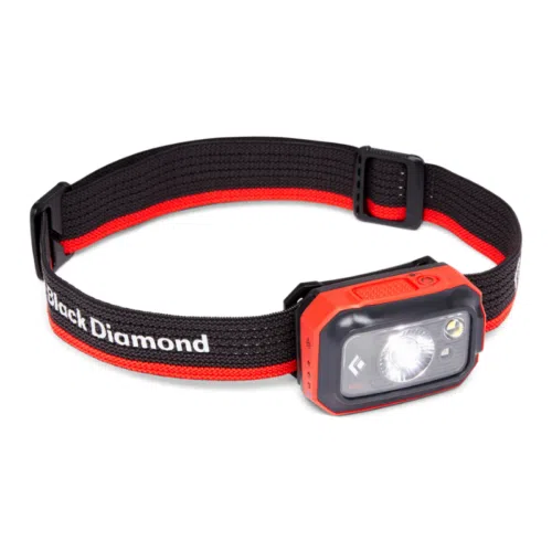 La Linterna Frontal Black Diamond ReVolt 350 es una elegante linterna frontal negra y roja con un diseño rectangular que cuenta con una luz LED brillante y viene unida a una banda elástica ajustable para un uso cómodo.