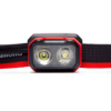 La linterna frontal Black Diamond Onsight 375, que presenta un diseño llamativo en negro y rojo, incorpora luces LED dobles en una correa ajustable. La vista frontal resalta los intrincados detalles de la lente y el distintivo borde rojo de la correa, ideal para tu próxima aventura.