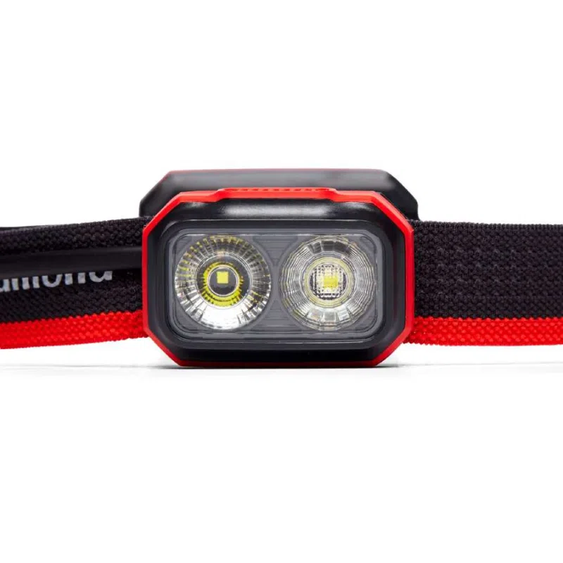 La linterna frontal Black Diamond Onsight 375, que presenta un diseño llamativo en negro y rojo, incorpora luces LED dobles en una correa ajustable. La vista frontal resalta los intrincados detalles de la lente y el distintivo borde rojo de la correa, ideal para tu próxima aventura.