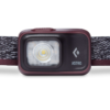 Primer plano de la Linterna de Cabeza Black Diamond Astro 300 en color granate, que muestra su diseño rectangular con una única luz LED central. Cuenta con una correa elástica estampada en blanco y negro, con el logotipo de la marca y "ASTRO" claramente visibles en la parte delantera.