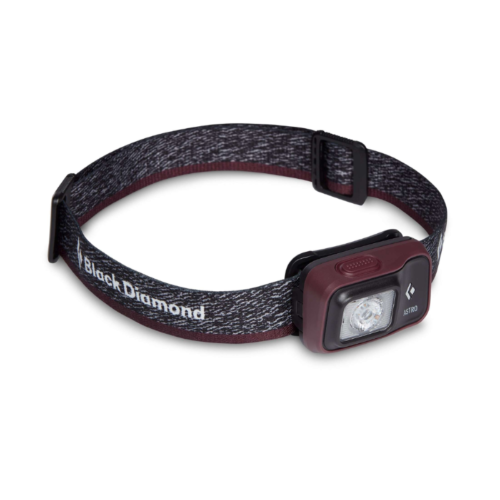La linterna de cabeza Black Diamond Astro 300 es una linterna frontal que cuenta con una carcasa de color granate y una correa ajustable con estampado negro y gris, que muestra de forma destacada el logotipo de "Black Diamond". Incluye una luz LED central, lo que la hace ideal para cualquier aventura.
