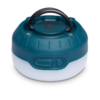 La linterna recargable Black Diamond Moji R+ es una linterna compacta para acampar en verde azulado y blanco, con un asa negra en la parte superior y un botón lateral. Esta linterna tiene una forma redondeada y un diseño texturizado, ideal para aventuras al aire libre.