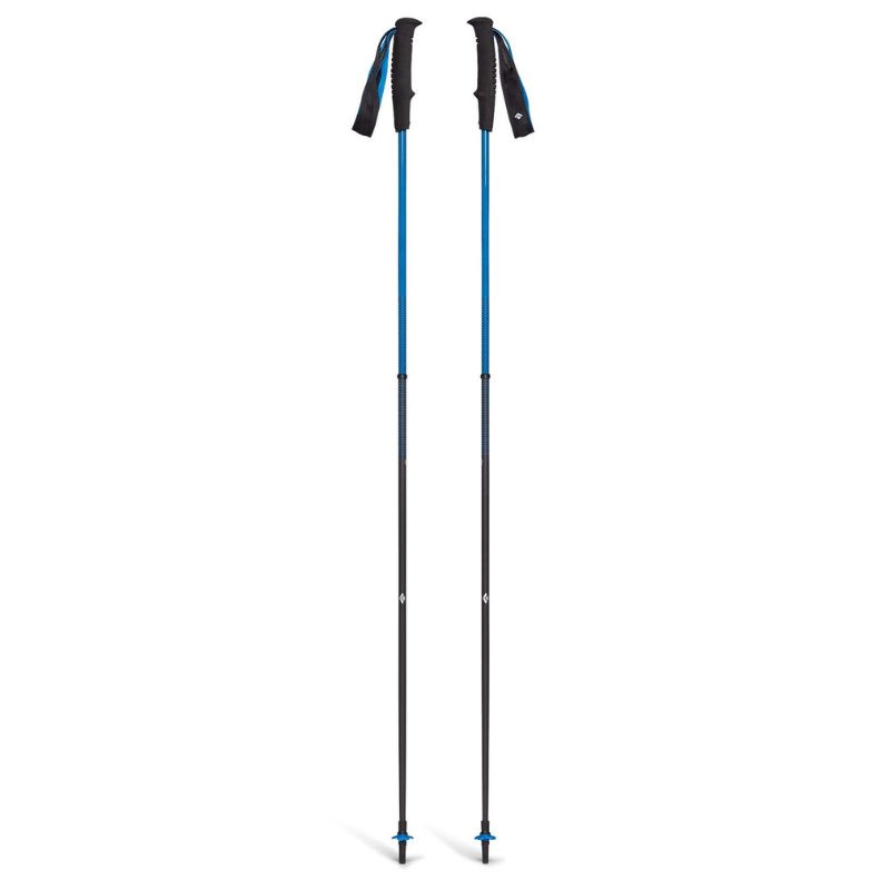 Los bastones Black Diamond Distance Carbon para Running están diseñados con dos bastones de trekking azules con empuñaduras y correas de muñeca negras. Tienen segmentos inferiores negros y puntas puntiagudas para una mayor estabilidad en terrenos irregulares, lo que los hace ideales para los entusiastas del running que buscan durabilidad liviana y rendimiento confiable.
