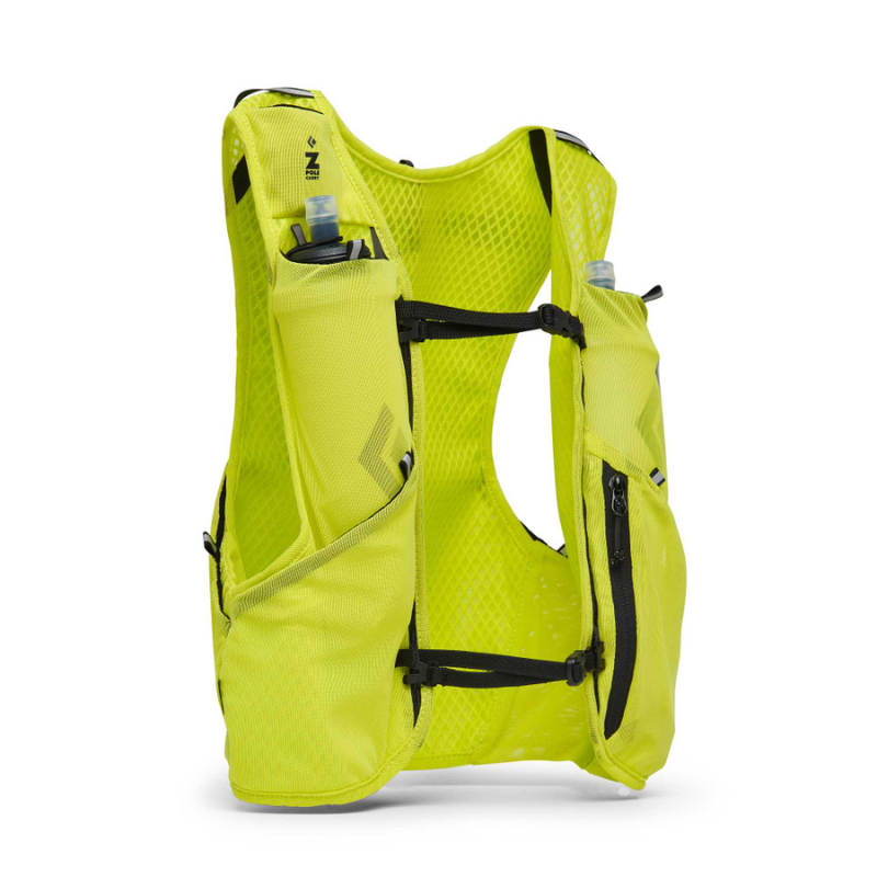 El chaleco de hidratación Black Diamond Distance 4 es un chaleco de hidratación para correr ligero y de color amarillo con múltiples bolsillos, tanto con cremallera como con diseños de malla abiertos. Cuenta con compartimentos frontales para guardar botellas de agua y tiene material de malla transpirable en la parte posterior para garantizar la comodidad durante tus aventuras.
