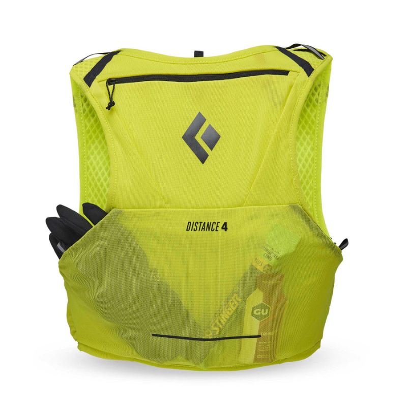 El chaleco de hidratación Black Diamond Distance 4 es una opción ideal para cualquier corredor gracias a su color amarillo brillante, su estructura de malla, sus correas ajustables y su bolsillo frontal con cierre. Su espacioso compartimento frontal puede albergar fácilmente un par de guantes negros y un paquete de gel nutritivo, lo que lo hace muy funcional para actividades al aire libre.