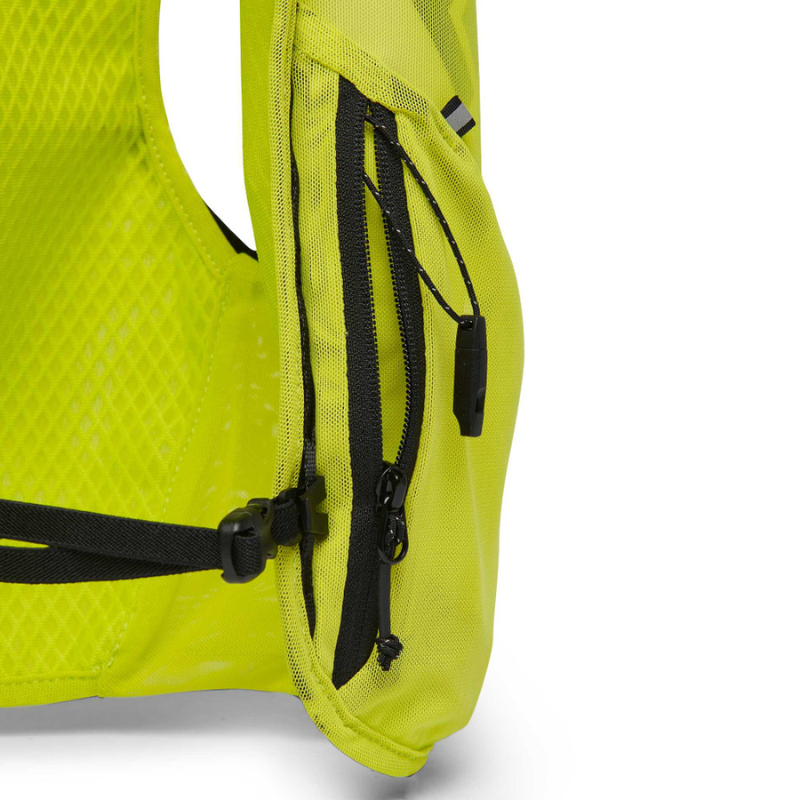 A continuación, se incluye una versión revisada de la oración que utiliza los datos del producto proporcionados:
Primer plano del chaleco de hidratación Black Diamond Distance 4 de color amarillo intenso, que cuenta con un bolsillo lateral con cierre. Este modelo incluye elegantes cierres y correas de color negro, junto con un panel posterior de malla para una mayor transpirabilidad.