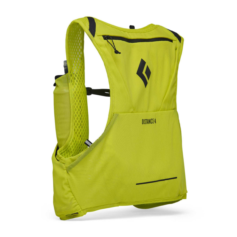 El chaleco de hidratación Black Diamond Distance 4 es un chaleco amarillo vibrante equipado con paneles de malla y correas ajustables, que cuenta con un práctico bolsillo con cremallera y un sutil logotipo en la espalda. Ideal para actividades al aire libre como correr o hacer senderismo, es perfecto para conquistar largas distancias.