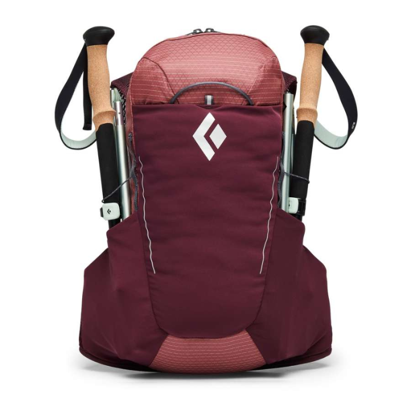 La mochila de senderismo Pursuit de 15 l en cerezo y azul tinta tiene asas marrones y un emblema de Black Diamond en la parte delantera. Cuenta con compartimentos laterales y una sección central con cremallera, perfecta para aventuras al aire libre.