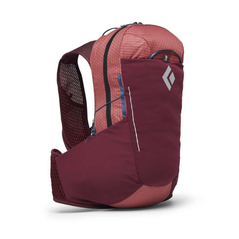 La mochila Black Diamond Pursuit 15L es una mochila de senderismo de color granate y rosa con una correa de malla para el hombro, bolsillos laterales y un bolsillo frontal con cierre. Presenta el logotipo de la marca y cuenta con un diseño elegante y compacto, perfecto para aventuras al aire libre.