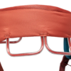 Primer plano de un arnés de escalada para mujer Momentum de Black Diamond en color rojo, con cuatro presillas metálicas para material. La sección superior presenta un diseño de tela texturizada, perfecto para escaladoras que valoran la fiabilidad y el estilo en su equipamiento.