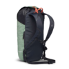La Mochila Black Diamond Rock Blitz 15 es una elegante mochila negra y verde que incluye correas de hombro ajustables, un cierre de cincha superior y un discreto logotipo de la marca en el lateral. Su diseño minimalista la hace perfecta para actividades al aire libre.