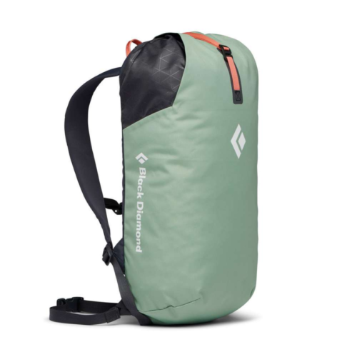La Mochila Black Diamond Rock Blitz 15 es una mochila verde con detalles en negro y naranja, que presenta el logotipo de Black Diamond. Está diseñada para las aventuras de Rock Blitz y ofrece correas de hombro ajustables, así como un estilo elegante y minimalista que es ideal para los entusiastas de las actividades al aire libre.