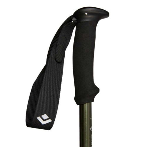Primer plano del mango de un Bastones de Trekking Ajustable Black Diamond Explorer, completo con una correa ajustable para la muñeca. La correa está adornada con un pequeño logotipo geométrico blanco que realza su elegante diseño. La caña presenta un color oscuro con un sutil acabado metálico, que incorpora tanto estilo como funcionalidad para los entusiastas del senderismo.