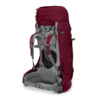 La mochila para mujer Osprey Ariel 65 es una mochila de senderismo grande de color granate que cuenta con múltiples correas ajustables y un sistema de soporte de espalda acolchado. Incluye un compartimento de carga superior y bolsillos laterales, lo que la hace ideal para caminatas largas o viajes con mochila.