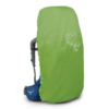 La mochila para mujer Osprey Ariel 55L de color azul incluye una funda para lluvia de color verde con el logotipo de Osprey. Esta funda proporciona protección completa a la mochila, que tiene correas visibles y un logotipo en el cinturón.