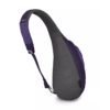 Una mochila bandolera de color morado y gris, similar a la Mochila Bandolera Osprey Daylite Sling, que cuenta con una correa curva perfecta para llevar lo esencial. Cuenta con un diseño texturizado y un logotipo de marca prominente, lo que la convierte en un accesorio elegante y funcional para exteriores o para uso diario.