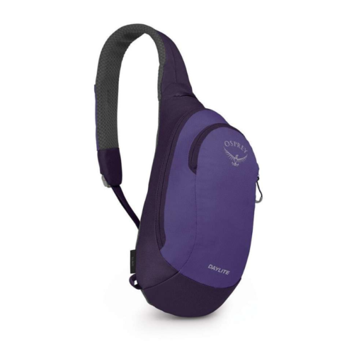 La Mochila Bandolera Osprey Daylite Sling, en violeta y gris oscuro, tiene una sola correa con el logotipo de "Osprey" en un lugar destacado en el frente. Esta versátil bolsa incluye un compartimento con cierre y está marcada con "Daylite" en la parte inferior, con un diseño similar al de la Mochila Osprey Comet 30.