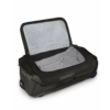 La bolsa de viaje con ruedas Transporter Wheeled Duffel de Osprey en color negro cuenta con un espacioso compartimento principal de 60 litros que se abre para revelar correas para asegurar tus pertenencias. Con sus resistentes asas y su material duradero, esta bolsa es la compañera perfecta para cualquier aventura.