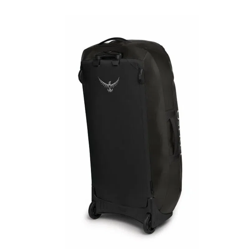 La bolsa de lona con ruedas Wildwater de Osprey, de color negro, se encuentra en posición vertical sobre un fondo blanco. Tiene un logotipo con forma de ala cerca de la parte superior, asas resistentes y dos ruedas para transportarla fácilmente. Esta bolsa de 60 l combina practicidad y estilo, perfecta para cualquier viaje.