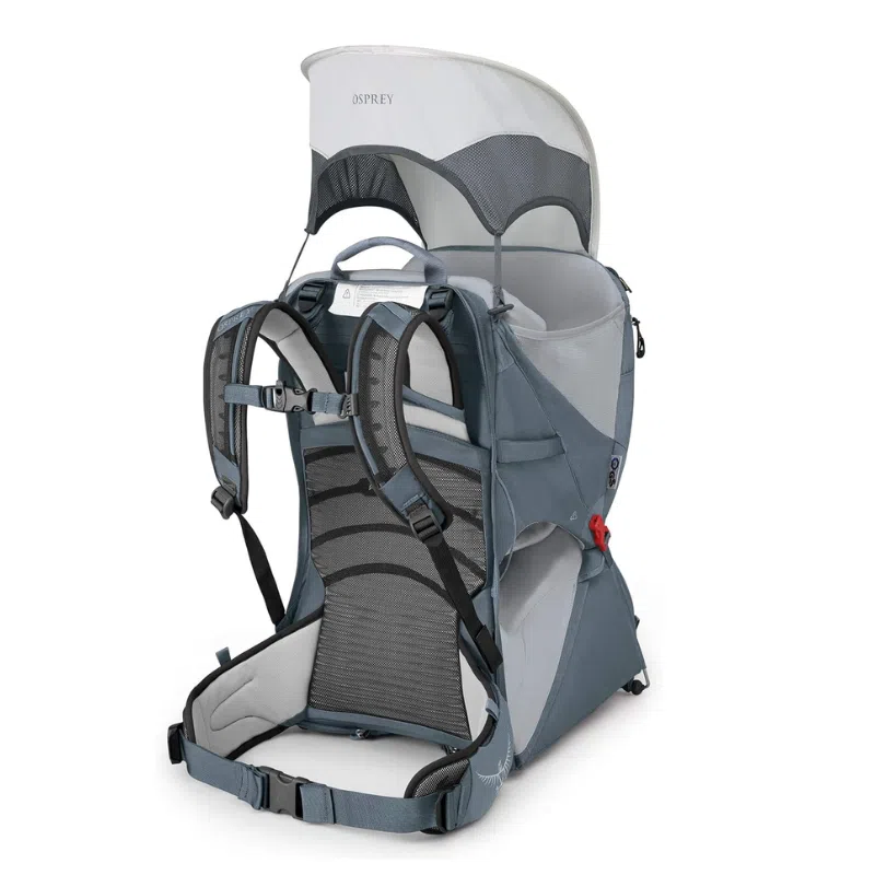 La Mochila Portabebé Osprey Poco LT es una mochila portabebé en color gris y blanco, equipada con parasol y correas ajustables. Incluye un sistema de ventilación en la espalda para una mayor comodidad y un arnés seguro para garantizar la seguridad de tu hijo.
