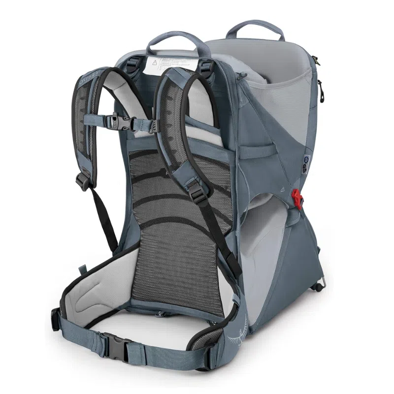 La Mochila Portabebé Osprey Poco LT es una mochila portabebé gris que cuenta con correas de hombro ajustables, un cinturón acolchado para la cadera y una malla de apoyo en la espalda. Incluye un asiento para niños con correas de seguridad, varios bolsillos de almacenamiento y cómodas asas de transporte en la parte superior para facilitar su uso.