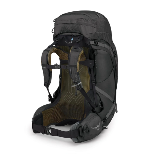 La mochila de senderismo Osprey Atmos AG 65 es una espaciosa mochila de senderismo de color gris oscuro que ofrece múltiples compartimentos, correas ajustables y un panel trasero ventilado. Sus correas de hombro acolchadas y su cinturón de cadera brindan comodidad, lo que hace que esta mochila de senderismo sea duradera e ideal para aventuras al aire libre.