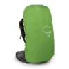 La funda impermeable verde para mochila de Osprey, diseñada para la mochila de senderismo Osprey Atmos AG 50, muestra el icónico logotipo con motivos de aves. Se ajusta perfectamente sobre el compartimento principal, dejando expuestas las correas de los hombros y la parte inferior de esta mochila de senderismo.