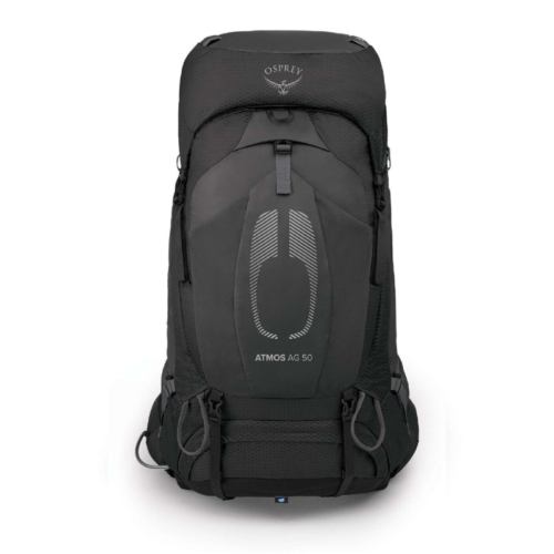 La mochila de senderismo Osprey Atmos AG 50 negra se yergue en posición vertical, haciendo eco de la elegancia de la mochila de montaña Osprey Ariel 65 para mujer. Presenta un diseño estilizado con múltiples compartimentos, correas ajustables y lleva el logotipo y el texto "Atmos AG 50" en el frente.