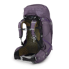 La mochila de senderismo Osprey Aura AG 65 para mujer es de color morado e incluye varios compartimentos y correas ajustables. Está diseñada para brindar comodidad con un panel trasero ventilado y correas de hombro acolchadas, y cuenta con una tapa superior y bolsillos laterales para almacenamiento adicional.