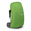 Una funda protectora contra la lluvia de color verde protege la mochila de viaje Osprey Aura AG 65 Mujer, que presenta de forma destacada el logotipo blanco de Osprey. Se pueden ver indicios de sus bolsillos laterales de color púrpura y sus correas de hombro acolchadas, todo ello elegantemente presentado sobre un fondo blanco minimalista.