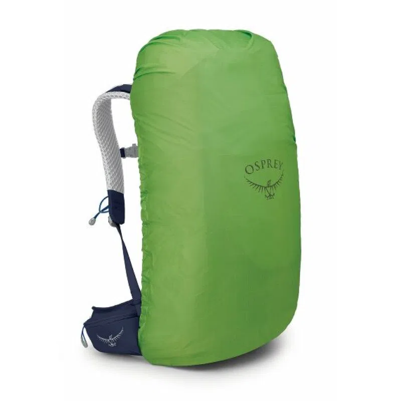 Una funda impermeable de color verde intenso realza la Mochila de Senderismo Osprey Sirrus 36 Mujer (copia) de color azul oscuro, que muestra el inconfundible logotipo de Osprey. Esta mochila también incluye una correa de malla blanca para el hombro y un discreto logotipo en el bolsillo lateral, que combina practicidad y elegancia para cualquier expedición aventurera.
