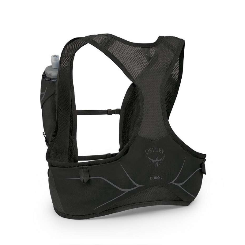 El chaleco de hidratación Osprey Duro 6 w/Res (copia) en color negro cuenta con un panel posterior de malla y correas ajustables. En el bolsillo lateral se puede ver una pequeña botella de agua. Su diseño minimalista se ve reforzado por detalles reflectantes para una mejor visibilidad.