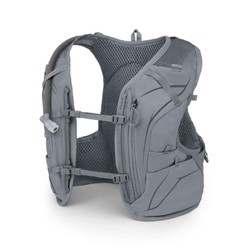 La mochila Osprey Dyna 15 w/Res Mujer (copia) en color gris ofrece múltiples compartimentos y correas ajustables para mayor versatilidad. Está diseñada pensando en la comodidad, con un panel posterior de malla para una mejor ventilación y un práctico tubo para beber sujeto a la correa para el hombro.