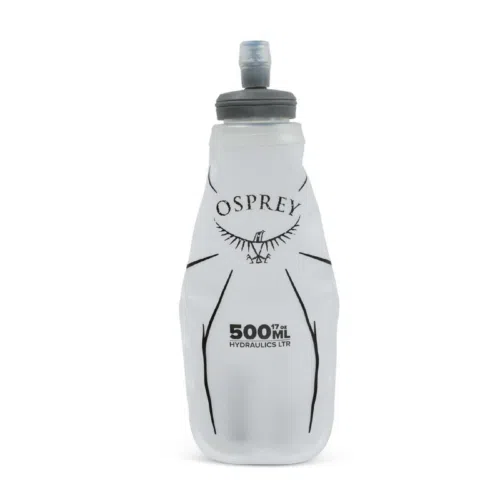Esta imagen muestra una botella blanda plegable Osprey Hydraulics, con una tapa gris y un logotipo de águila. Con una capacidad de 500 mililitros, es una compañera ideal junto con la Bolsa de Hidratación Osprey Hydraulics LT 2.5 Res para una hidratación eficiente en movimiento.