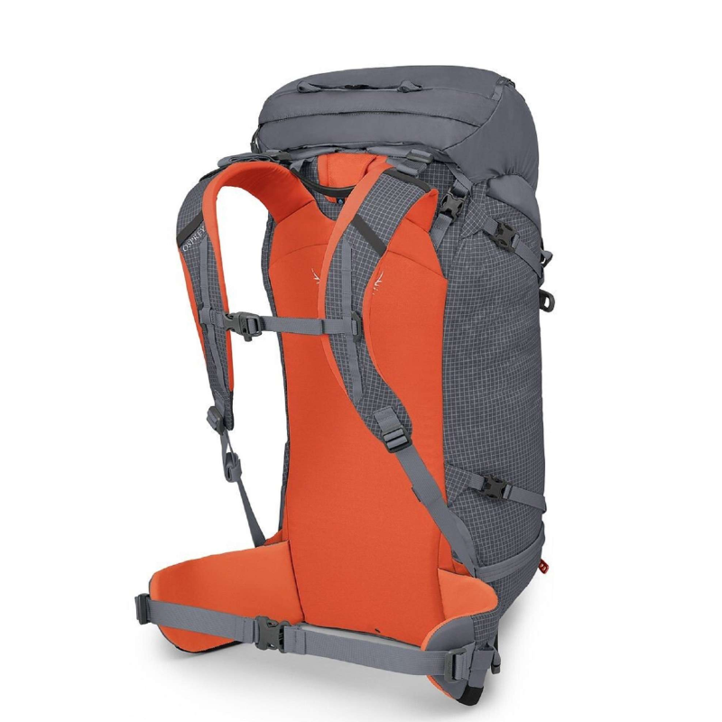 La mochila de montaña Osprey Mutant 38 es una espaciosa mochila de senderismo en color gris y naranja equipada con correas de hombro acolchadas y un cinturón de sujeción para la cadera. Incluye múltiples hebillas y compartimentos, lo que la hace ideal para aventuras al aire libre y para transportar cargas pesadas.