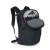 La Mochila Osprey Comet 30 es una elegante mochila negra con múltiples compartimentos. Incluye un bolsillo frontal abierto que revela una sección organizada con ranuras para bolígrafos y una tableta. Su diseño cuenta con correas de hombro acolchadas y un asa superior, lo que garantiza comodidad y conveniencia.