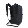 La mochila Osprey Comet 30 en color gris oscuro cuenta con correas de hombro acolchadas y un panel trasero ventilado. Diseñada para brindar comodidad y funcionalidad, incluye una correa para el pecho y múltiples compartimentos.