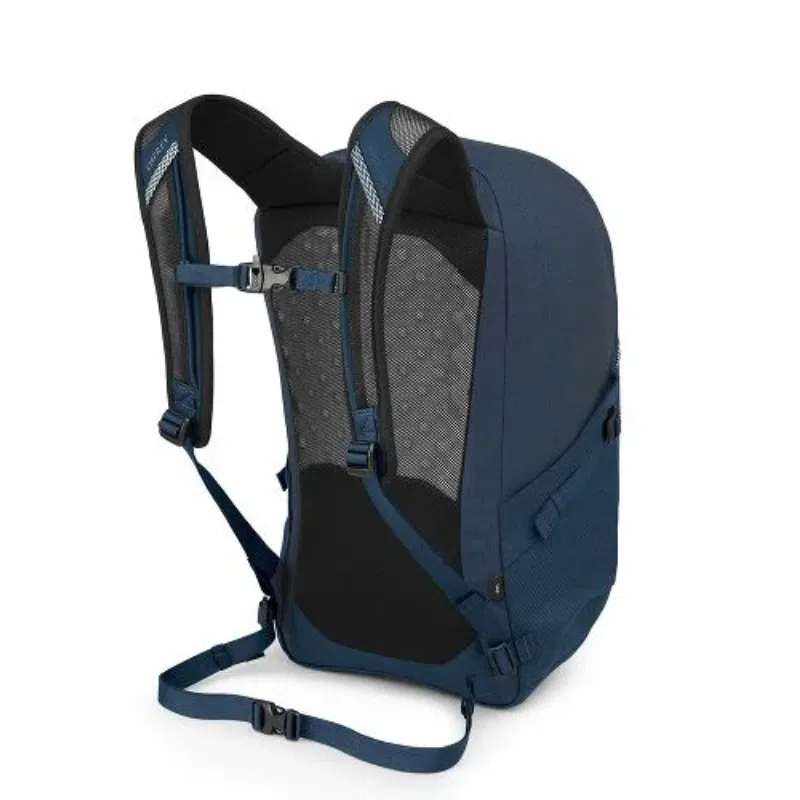 La Mochila Osprey Nebula (copia) es una mochila azul realzada con detalles en negro e incluye correas de hombro acolchadas ajustables, una hebilla en el pecho y una correa para la cintura. Su parte posterior acolchada con malla transpirable brinda comodidad. Se muestra en posición vertical sobre un fondo blanco.