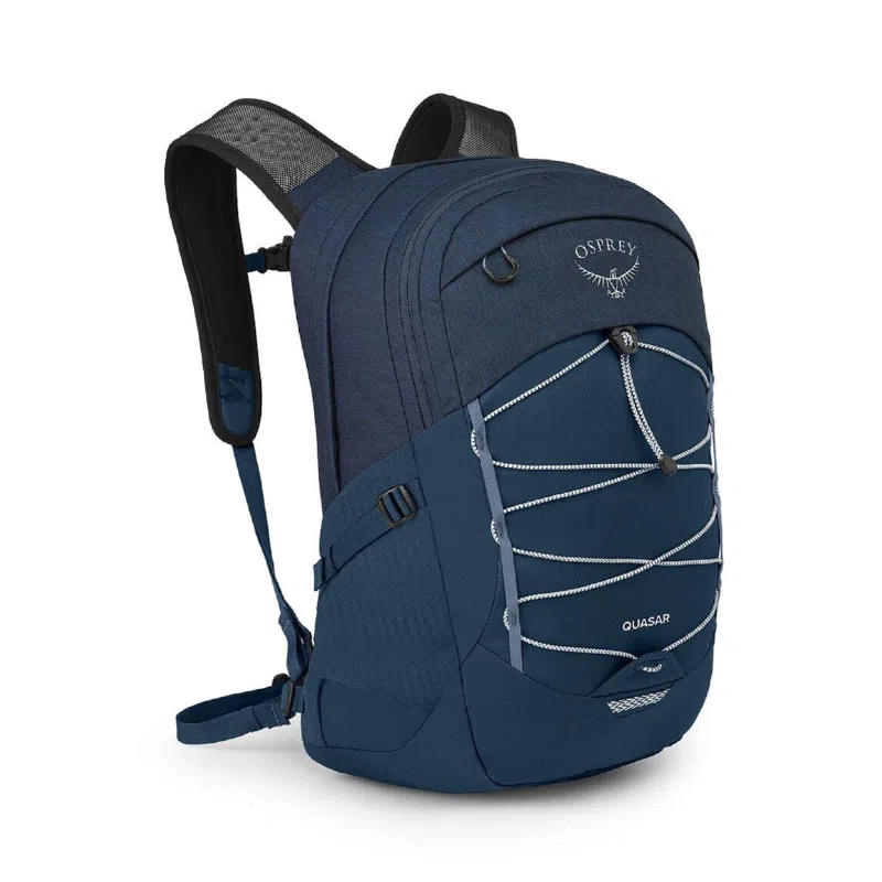 Una Mochila Osprey Nebula (copia) azul, conocida por su versatilidad, presenta múltiples compartimentos, correas ajustables y un sistema de cordón elástico frontal sobre un fondo blanco.