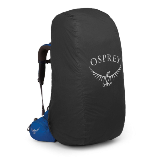 Funda impermeable negra para mochila de Osprey, con el logotipo de la marca, que protege una mochila de senderismo azul que se encuentra debajo. Cuando está en posición vertical, resalta su cobertura total y su durabilidad. Ideal para guardarla en la Bolsa Osprey UL Stuff Sack 3 (copia) cuando no se usa.