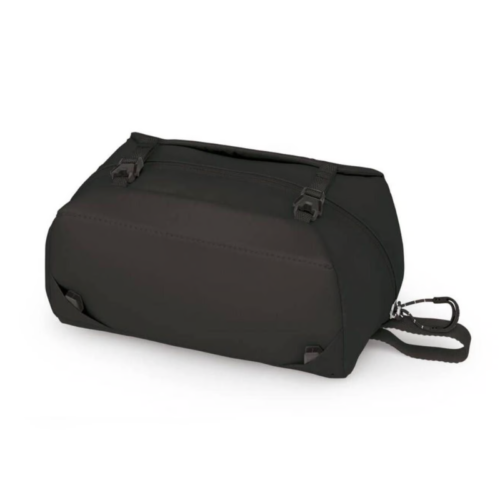 Un bolso de lona rectangular de color negro, similar al Organizador Acolchado Ultralight Quilted Organizer de Osprey, cuenta con una correa resistente y hebillas superiores, así como un asa lateral práctica para transportarlo fácilmente. Ubicado sobre un fondo blanco, el bolso resalta su diseño limpio y minimalista que recuerda a un organizador de viaje.