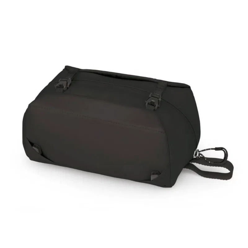Un bolso de lona rectangular de color negro, similar al Organizador Acolchado Ultralight Quilted Organizer de Osprey, cuenta con una correa resistente y hebillas superiores, así como un asa lateral práctica para transportarlo fácilmente. Ubicado sobre un fondo blanco, el bolso resalta su diseño limpio y minimalista que recuerda a un organizador de viaje.