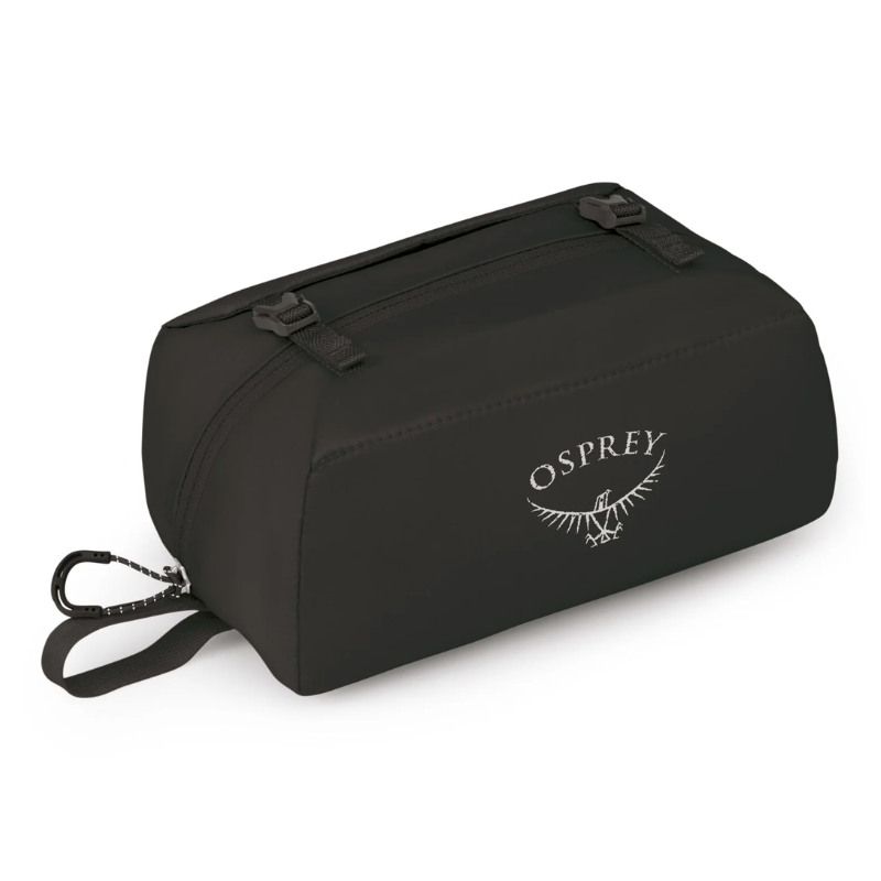 El organizador acolchado ultraligero Osprey es un elegante estuche rectangular negro con cierre superior que muestra la palabra "Osprey" junto con el logotipo de un pájaro. Está diseñado para brindar comodidad con un pequeño lazo y un clip desmontable para transportarlo o colocarlo fácilmente, lo que lo hace perfecto como organizador de viaje.