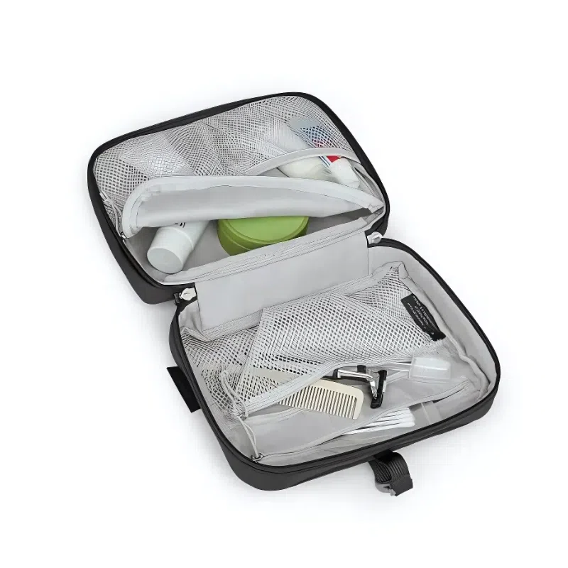 El neceser colgante Daylite de Osprey presenta un diseño abierto que muestra de forma ordenada los artículos esenciales para viajar. Elegantes botellas, un frasco, un peine y una maquinilla de afeitar se guardan de forma segura en compartimentos de malla. Este bolso negro con interior blanco es ideal para cualquier viaje.
