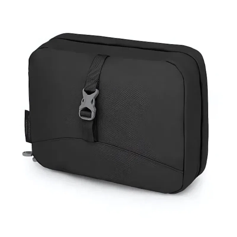Un elegante neceser colgante Daylite de Osprey en color negro con cierre de cremallera y correa frontal con cierre. El diseño minimalista incluye una pequeña etiqueta lateral que captura la esencia del estilo de Osprey. Ideal para organizar de manera eficiente los artículos personales mientras viajas.